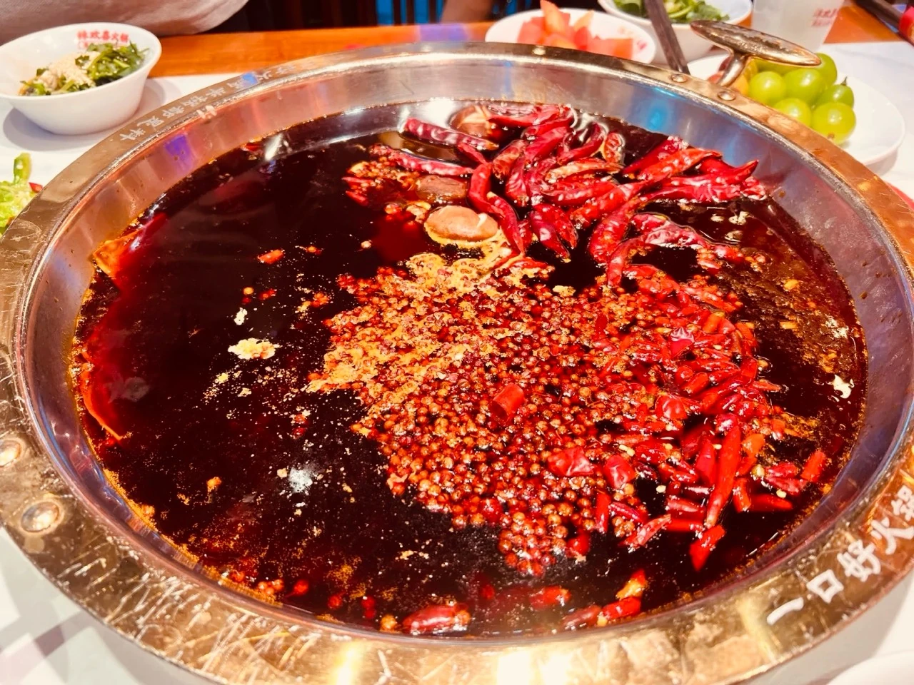 铺满辣椒的重庆红汤火锅实拍