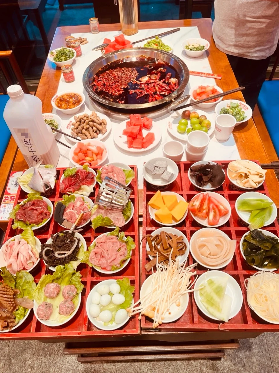 重庆红汤火锅与满桌鲜肉蔬菜实拍